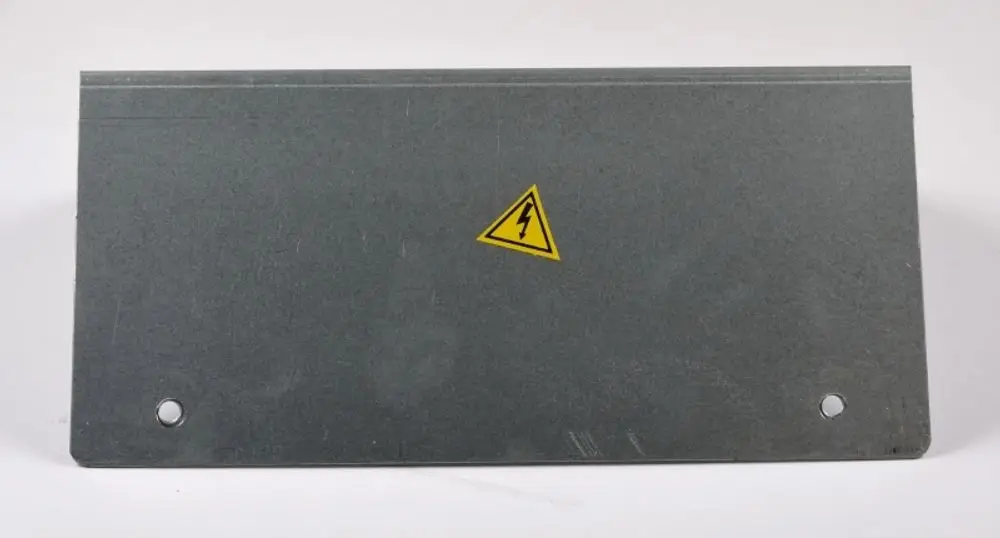 Gehäusedeckel aus Metall mit gelbem Gefahrensymbol für elektrischen Strom, gefertigt von Remko. Zwei Befestigungslöcher sind vorhanden.