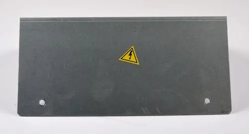Gehäusedeckel aus Metall mit gelbem Gefahrensymbol für elektrischen Strom, gefertigt von Remko. Zwei Befestigungslöcher sind vorhanden.