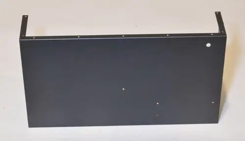 Schwarzer Trägerrahmen von Remko, mit mehreren Bohrungen und einer L-förmigen Form, auf einer hellen Unterfläche platziert.