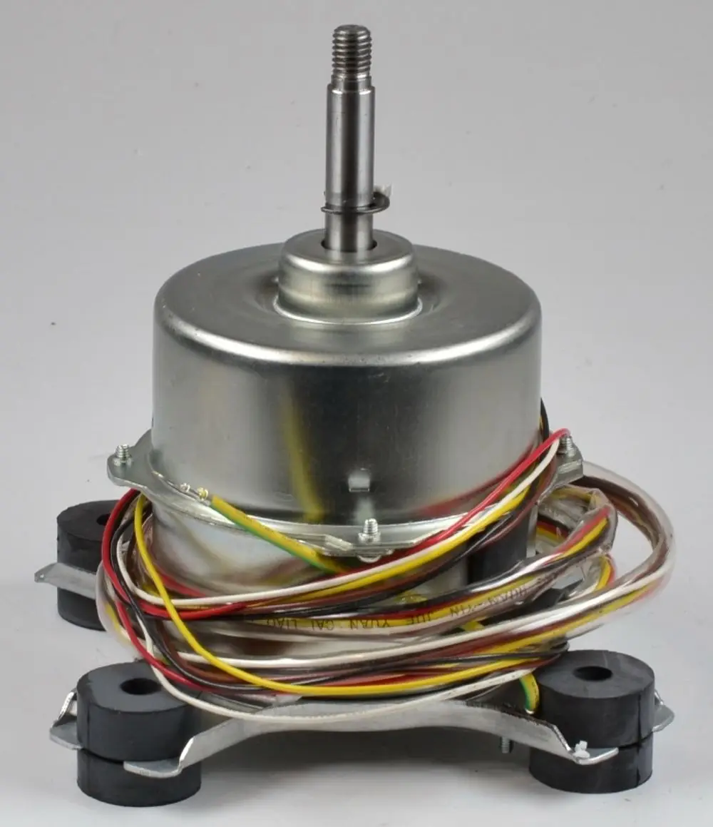 Ventilatormotor von Remko, Metallgehäuse mit mehreren elektrischen Drähten, zylindrische Bauform, Montagebasis mit Gummipuffern.