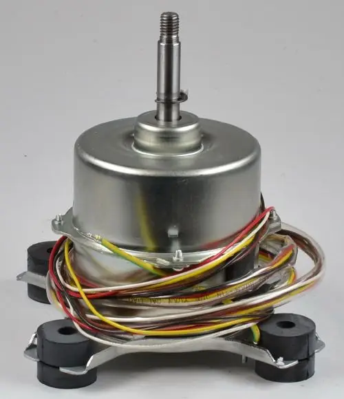 Ventilatormotor von Remko, Metallgehäuse mit mehreren elektrischen Drähten, zylindrische Bauform, Montagebasis mit Gummipuffern.