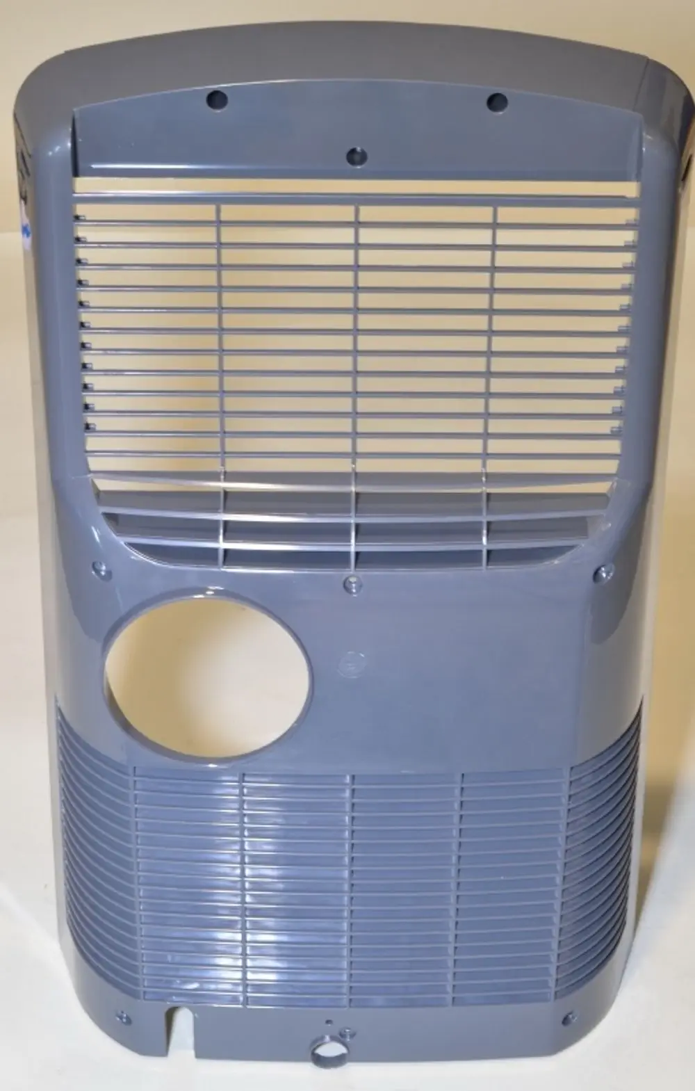 Rückwand in Grau mit Lüftungsschlitzen und Rundöffnung, passend für Produkte von Remko, geeignet zur Montage in Klimageräten oder Heizsystemen.