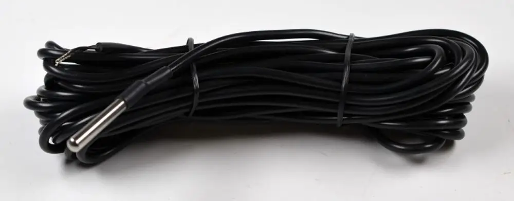 Schwarzes Kabel mit angeschlossenem Sensor, geeignet für Temperaturmessungen. Das Produkt stammt von der Marke Remko.