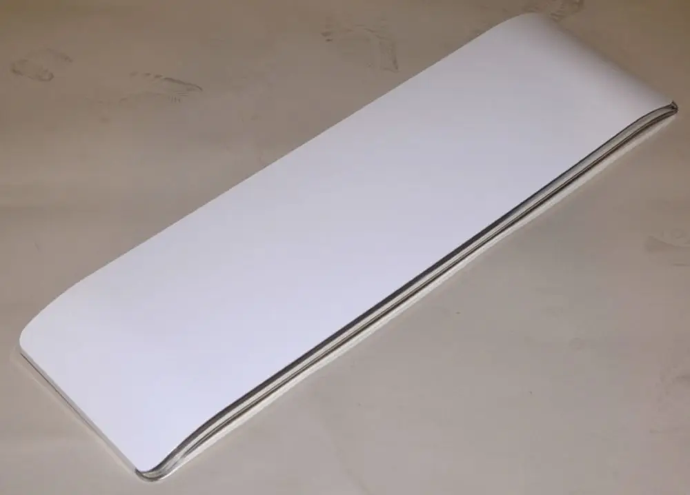 Remko-Geräteblende in weißer Farbe, flache, rechteckige Form mit abgerundeten Kanten, auf einer neutralen Unterlage.
