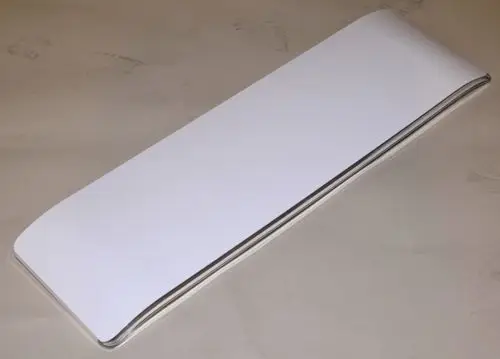 Remko-Geräteblende in weißer Farbe, flache, rechteckige Form mit abgerundeten Kanten, auf einer neutralen Unterlage.