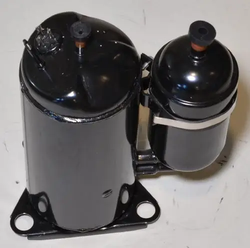 Schwarzer Kompressor von Remko, bestehend aus zwei zylindrischen Behältern, einer größeren und einer kleineren Einheit, mit Anschlüssen oben. Montagesockel vorhanden.