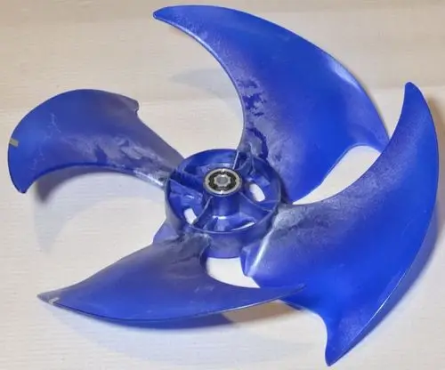 Blauer Ventilatorflügel mit fünf geschwungenen Klingen, gut geeignet für Klimaanlagen, hergestellt von Remko.