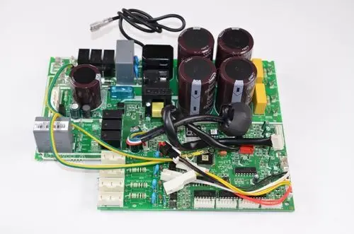 Steuerplatine von Remko mit mehreren elektrischen Komponenten, darunter Kondensatoren, Relais und Verbindungskabel, optimal für elektronische Anwendungen.