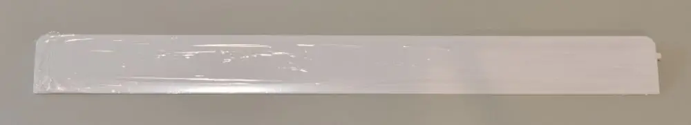 Lange, schmale Luftaustrittslamelle in weißer Kunststoffverpackung, geeignet für Klimatisierungssysteme, hergestellt von Remko.