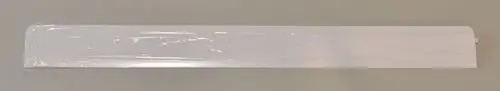 Lange, schmale Luftaustrittslamelle in weißer Kunststoffverpackung, geeignet für Klimatisierungssysteme, hergestellt von Remko.