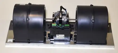 Ventilatoreinheit mit zwei schwarzen Gehäusen und einem Motoranschluss auf einer metallenen Grundplatte, hergestellt von Remko.