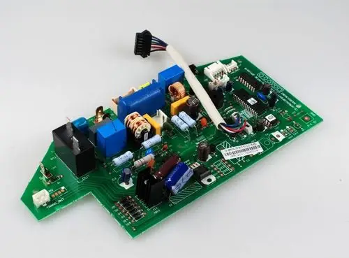 Steuerplatine mit verschiedenen elektronischen Komponenten, darunter Kondensatoren und Widerstände, hergestellt von der Marke Remko.