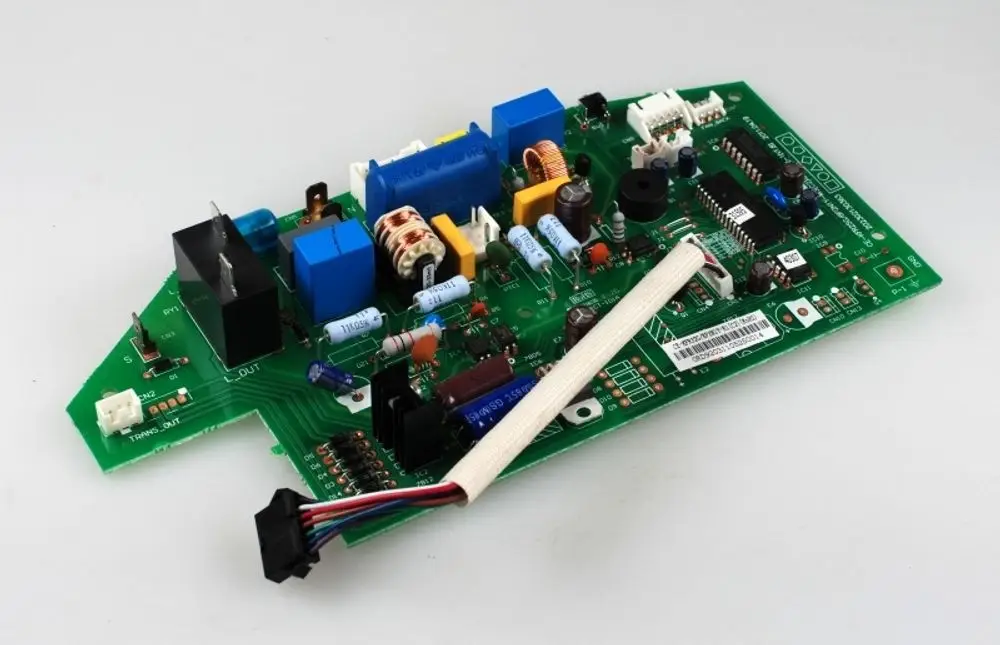 Steuerplatine von Remko, mit verschiedenen elektronischen Bauteilen, darunter Widerstände, Kondensatoren und Steckanschlüsse, auf grünem Leiterplattenmaterial.