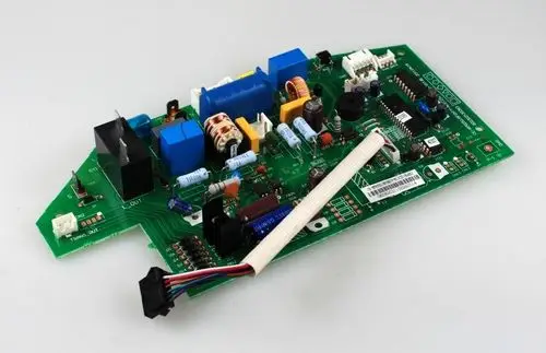 Steuerplatine von Remko, mit verschiedenen elektronischen Bauteilen, darunter Widerstände, Kondensatoren und Steckanschlüsse, auf grünem Leiterplattenmaterial.