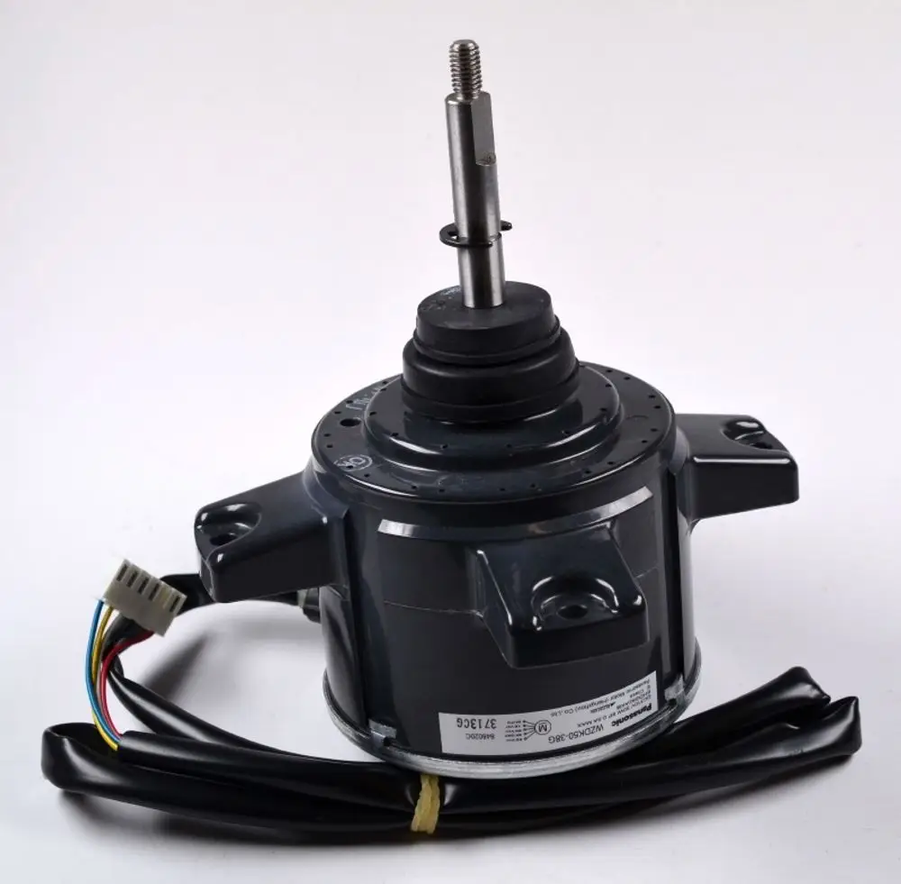 Ventilatormotor von Remko mit einer Metallachse, Gummidichtung und mehreren verbundenen Kabeln für elektrische Anschlüsse.