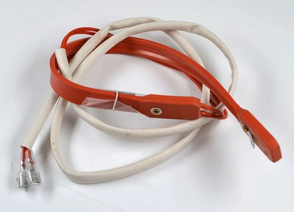 Orangefarbene Kabel mit Steckverbindern, ummantelt mit hellem textilem Material. Produkt von Remko, geeignet für spezifische Heizanwendungen.