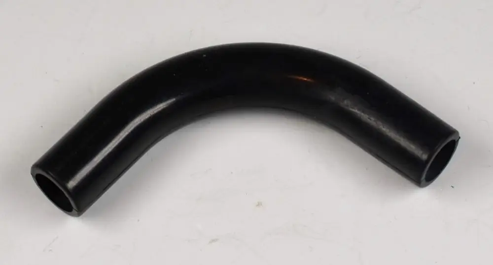 Schlauchbogen in schwarzer Ausführung, gebogen, mit Öffnungen an beiden Enden. Produkt von Remko, geeignet für verschiedene Verwendungszwecke in der Verbindungstechnik.