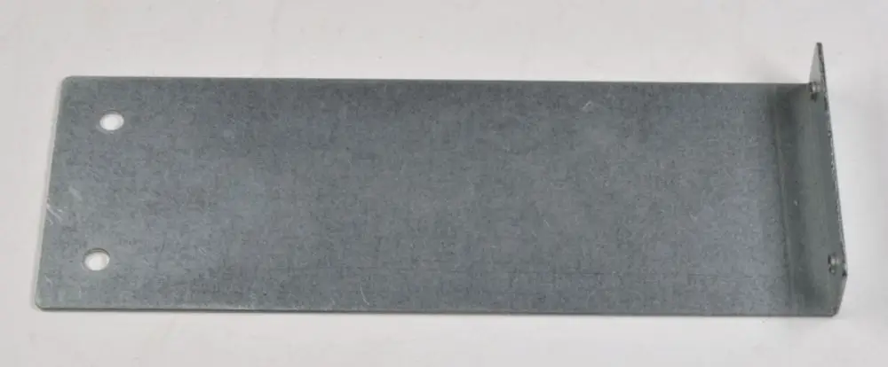 Metallisches Halteblech mit zwei Löchern und einem seitlichen Winkel, hergestellt von Remko, für die Montage von Magnetkontakten.