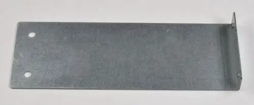 Metallisches Halteblech mit zwei Löchern und einem seitlichen Winkel, hergestellt von Remko, für die Montage von Magnetkontakten.
