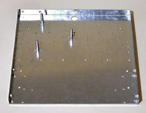 Metallene Bodenplatte mit mehreren Löchern und vorspringenden Stiften, verwendet in Remko-Produkten zur stabilen Montage.