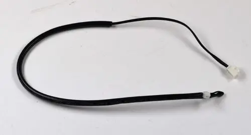 Schwarzes Kabel mit einem Anschluss und einem Sensor von Remko, verdrahtet und gebogen, auf hellem Hintergrund.