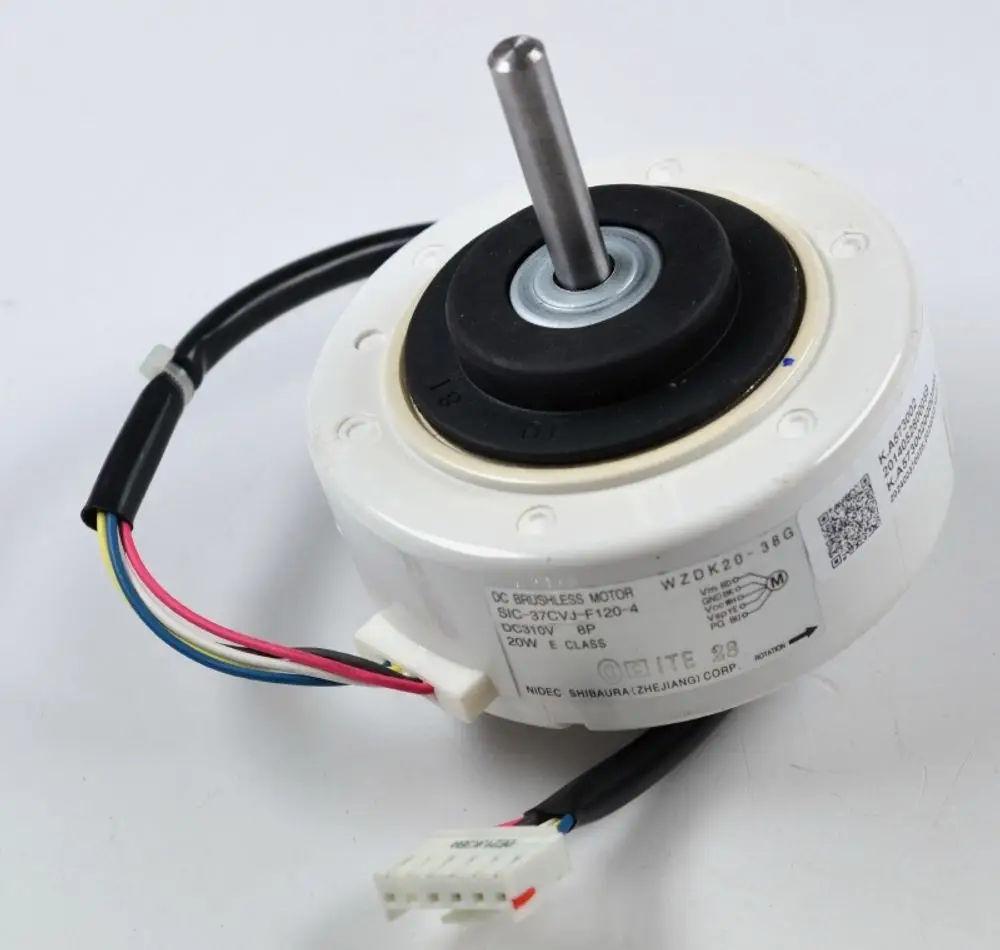 DC-Bürstenloser Motor mit beigem Gehäuse, einer Welle in der Mitte und mehreren Kabeln. Das Produkt stammt von der Marke Remko.