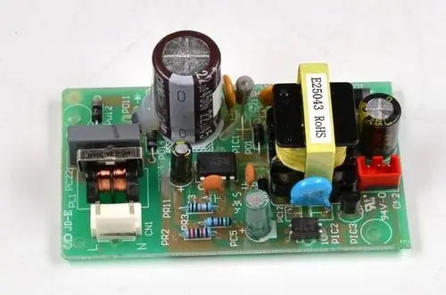 Transformatorplatine von Remko mit verschiedenen elektronischen Komponenten, darunter Kondensatoren, Spulen und Widerstände, auf einer grünen Leiterplatte.