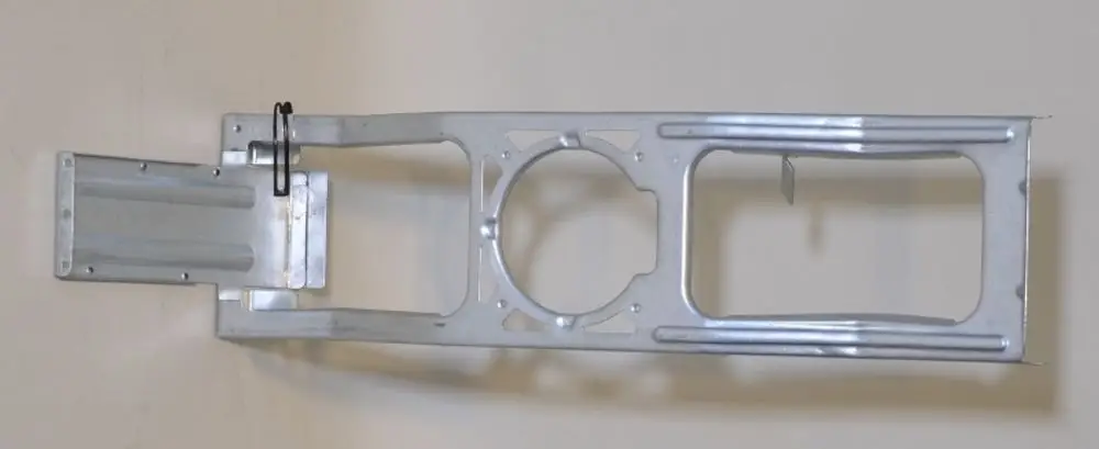 Halterung für Ventilatormotor aus Metall, schwarz und silber, zur Montage von Remko Geräten. Enthält eine Aussparung für den Motor und Befestigungselemente.