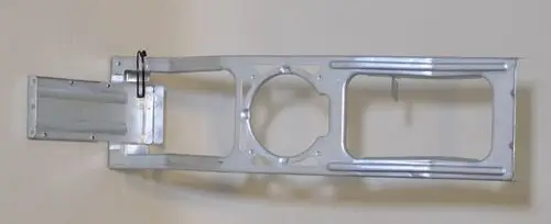 Halterung für Ventilatormotor aus Metall, schwarz und silber, zur Montage von Remko Geräten. Enthält eine Aussparung für den Motor und Befestigungselemente.