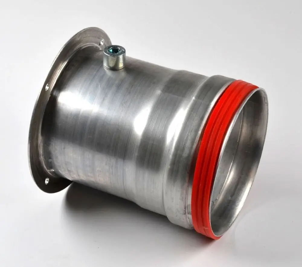 Metallischer Luftzufuhranschlussstutzen mit rotem Dichtungsring und einer Anschlussstelle, hergestellt von Remko.