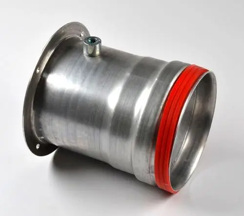 Metallischer Luftzufuhranschlussstutzen mit rotem Dichtungsring und einer Anschlussstelle, hergestellt von Remko.