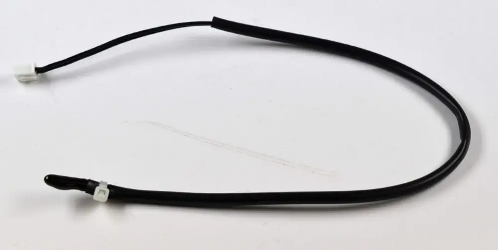 Sensor mit einem schwarzen Kabel und einem Stecker, hergestellt von Remko, geeignet für die Überwachung der Umluft.
