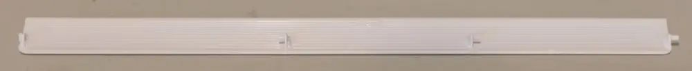 Weißes, längliches Produktteil mit gerillter Oberfläche, möglicherweise eine Abdeckung oder Lamelle, hergestellt von Remko.