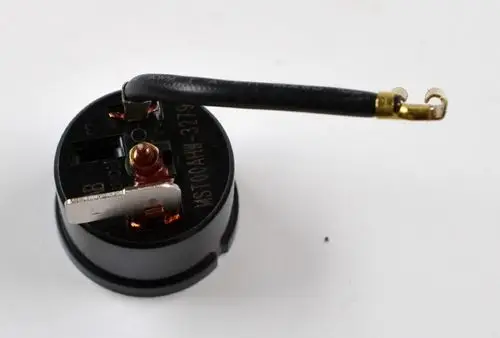 Thermoschalter mit einem runden, schwarzen Gehäuse, vier Anschlussklemmen und einem Kabel, produziert von der Marke Remko.