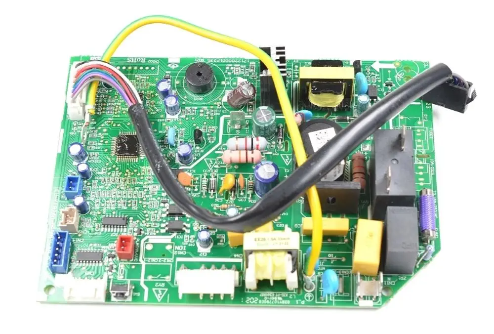 Grüne Steuerplatine von Remko mit verschiedenen elektronischen Bauteilen, Steckverbindungen und Kabelsträngen für die Energieverteilung in Geräten.