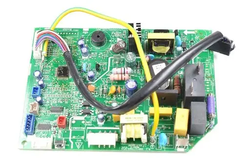 Grüne Steuerplatine von Remko mit verschiedenen elektronischen Bauteilen, Steckverbindungen und Kabelsträngen für die Energieverteilung in Geräten.