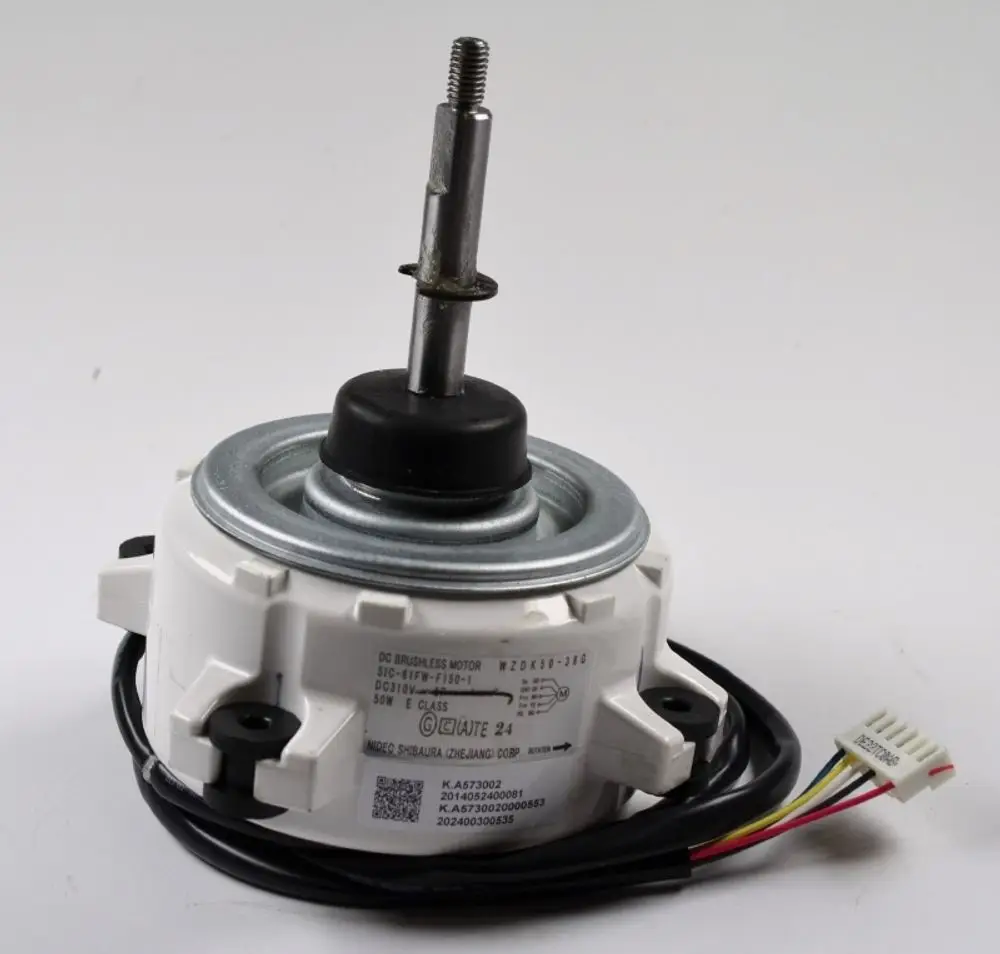 Ventilatormotor von Remko, mit einem Metallwellenansatz und elektrischen Anschlusskabeln. Der Motor hat eine weißer Gehäuse und eine Grundlage zur Befestigung.