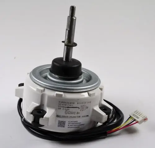 Ventilatormotor von Remko, mit einem Metallwellenansatz und elektrischen Anschlusskabeln. Der Motor hat eine weißer Gehäuse und eine Grundlage zur Befestigung.