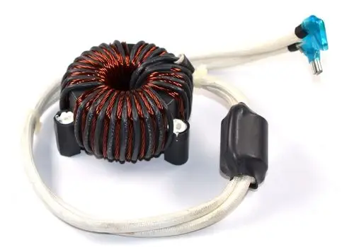 Drosselspule mit kupfernen Wicklungen und Kabelanschlüssen, montiert auf einem schwarzen Gehäuse. Produkt von Remko, verwendet in elektrischen Anwendungen.