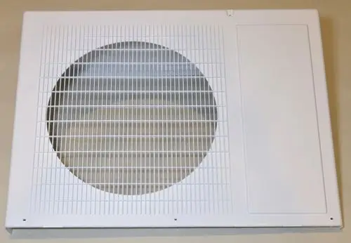 Weiße Vorderwand mit gitterförmiger Abdeckung, passend für eine Klimaanlage, mit dem Logo der Marke Remko.