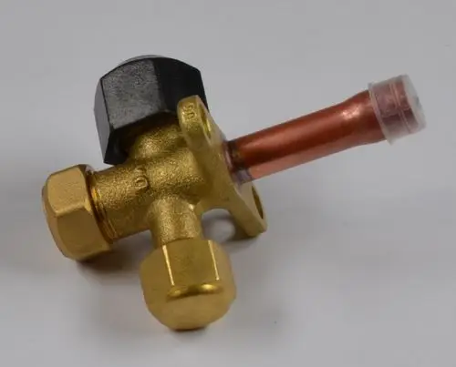 Absperrventil mit zwei Seitenanschlüssen und einem Kupferrohr, farblich in Gold und Schwarz gehalten. Produkt von Remko, für den Einsatz in der Saugleitung geeignet.