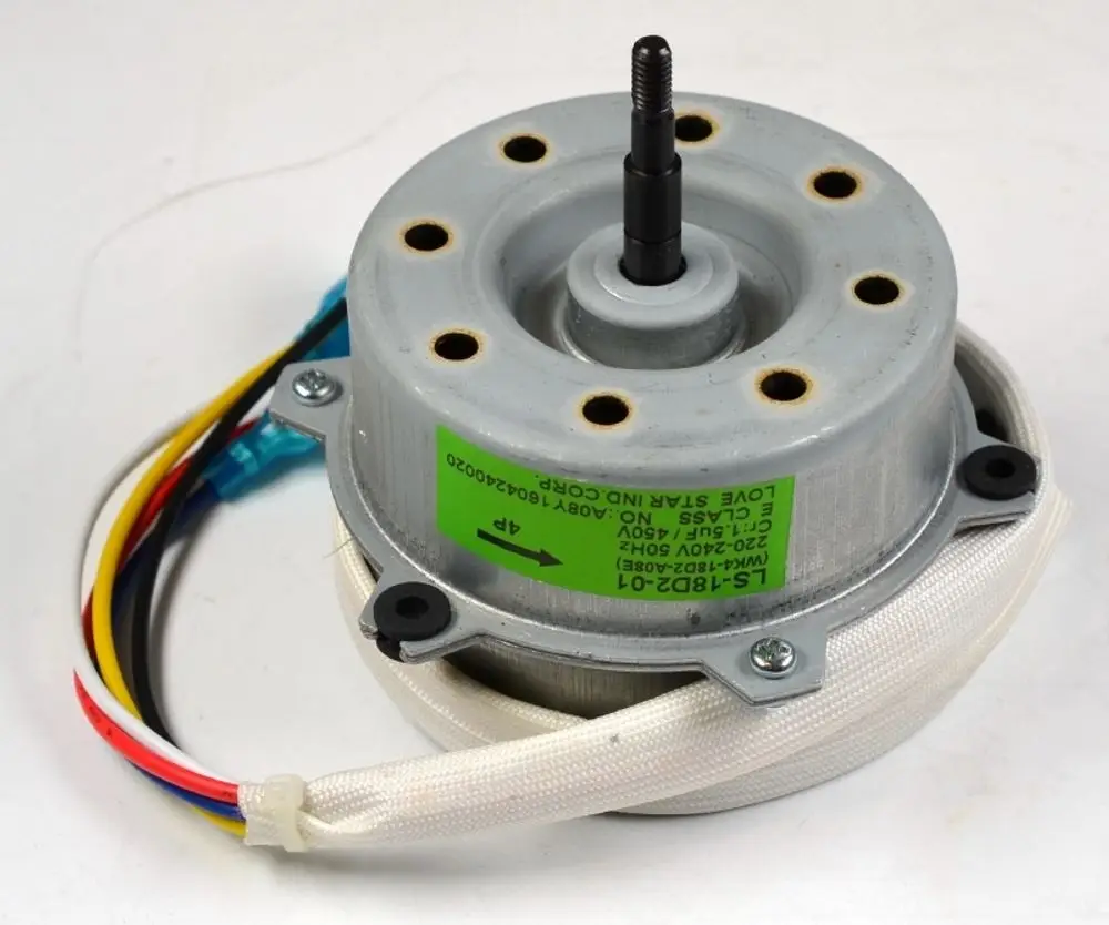 Remko Ventilatormotor mit Anschlusskabeln und Befestigungslöchern. Die Bauform zeigt eine runde, metallische Konstruktion ohne beschriftete Maße.