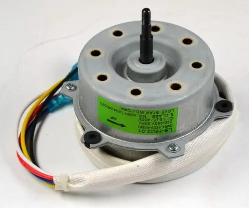 Remko Ventilatormotor mit Anschlusskabeln und Befestigungslöchern. Die Bauform zeigt eine runde, metallische Konstruktion ohne beschriftete Maße.