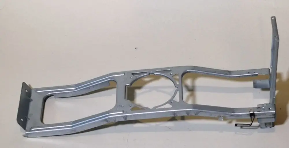 Aluminium-Ventilatormotorhalterung von Remko, strukturiert mit mehreren Ausschnitten und Befestigungslöchern, in silberner Farbe.