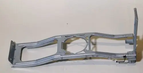 Aluminium-Ventilatormotorhalterung von Remko, strukturiert mit mehreren Ausschnitten und Befestigungslöchern, in silberner Farbe.