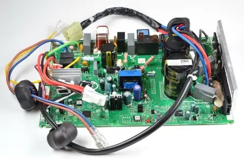 Remko Steuerplatine mit verschiedenen elektrischen Komponenten und Kabeln. Sichtbare Kondensatoren, Widerstände und Anschlussbuchsen auf grüner Leiterplatte.