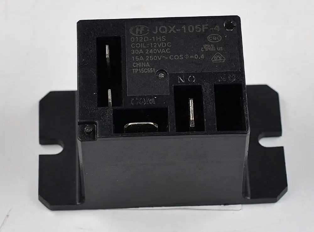 Schwarzes Relais mit mehreren Anschlüssen und einem COIL für 12V DC, gekennzeichnet mit der Marke Remko und den technischen Spezifikationen auf der Oberseite.