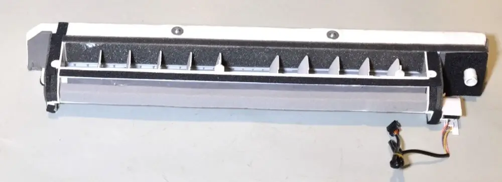 Kondensatwanne von Remko, rechteckige Form mit mehreren Lüftungsschlitzen und elektrischer Anschlussleitung, auf neutralem Hintergrund.