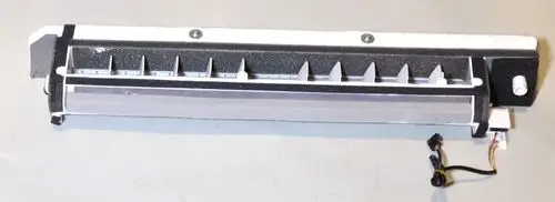 Kondensatwanne von Remko, rechteckige Form mit mehreren Lüftungsschlitzen und elektrischer Anschlussleitung, auf neutralem Hintergrund.