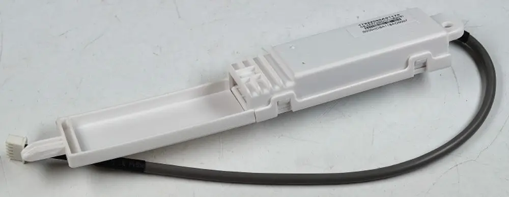 Weiße Platine mit USB-Anschluss und Kabel, hergestellt von Remko. Das Kabel besteht aus einem grauen Kunststoffmaterial und endet in einem weißen Stecker.
